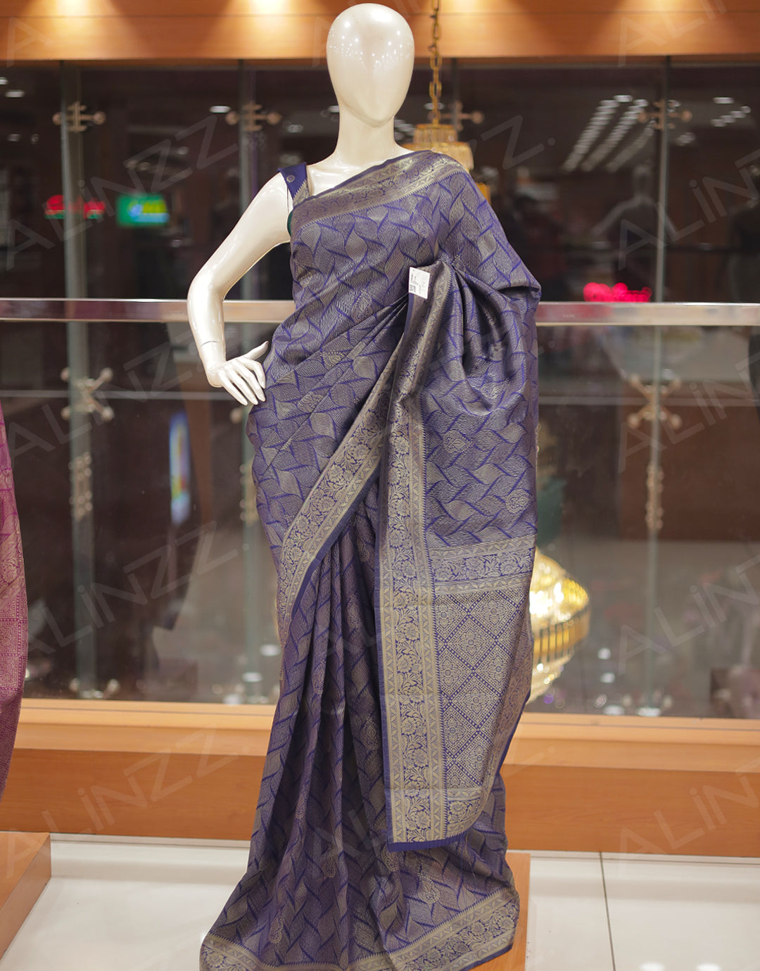 Brocade Fabric Wavy Lines Design Saree – R430