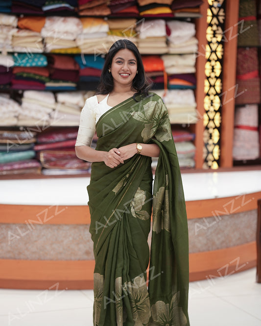 Women's Vichithra Silk Saree - R422