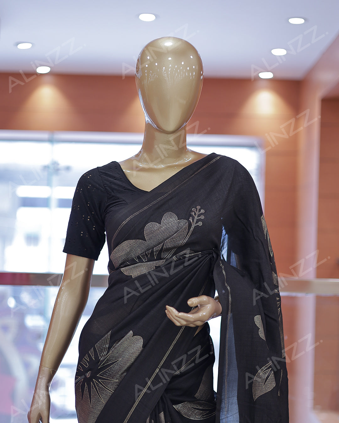 Women's Vichithra Silk Saree - R422