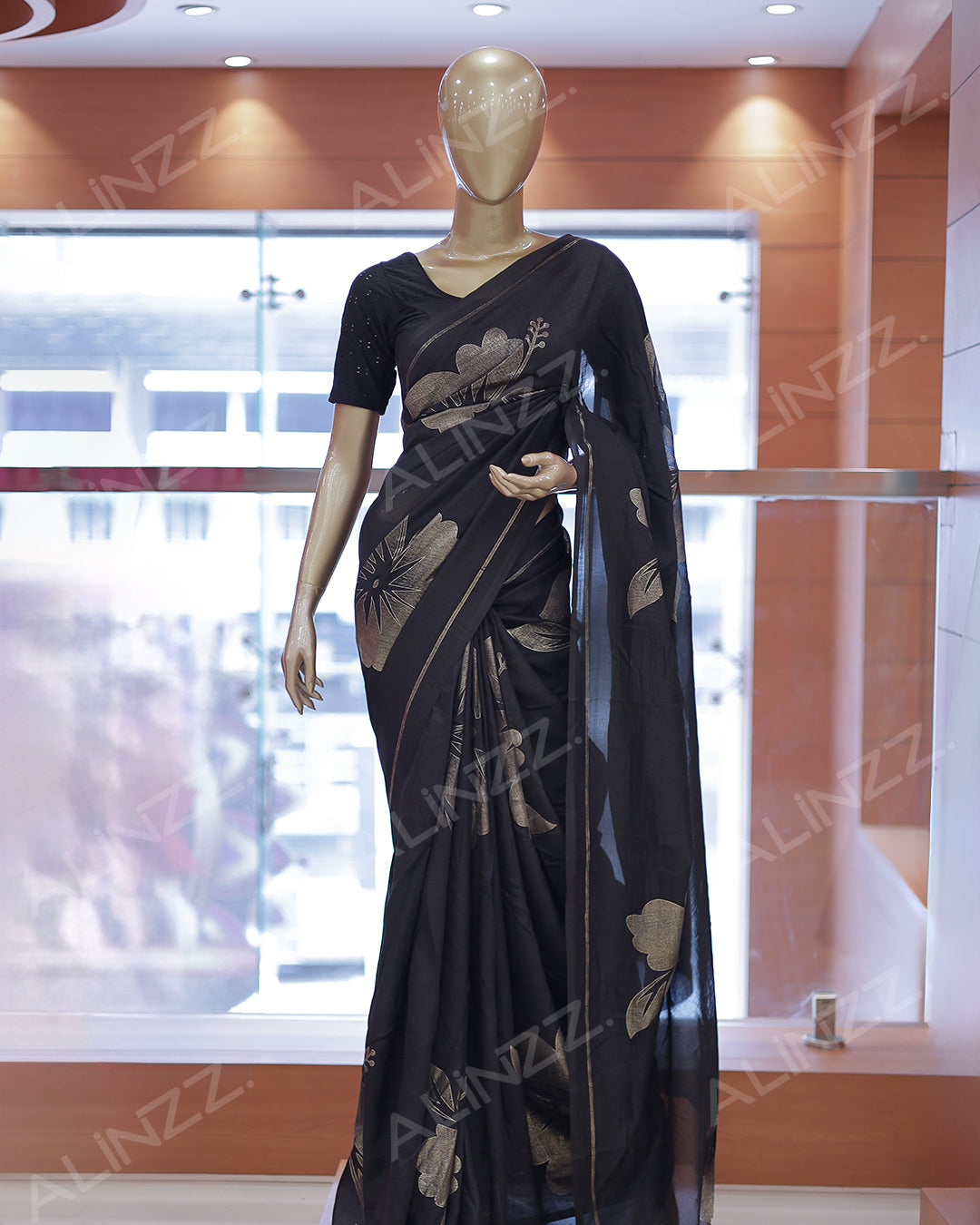 Women's Vichithra Silk Saree - R422