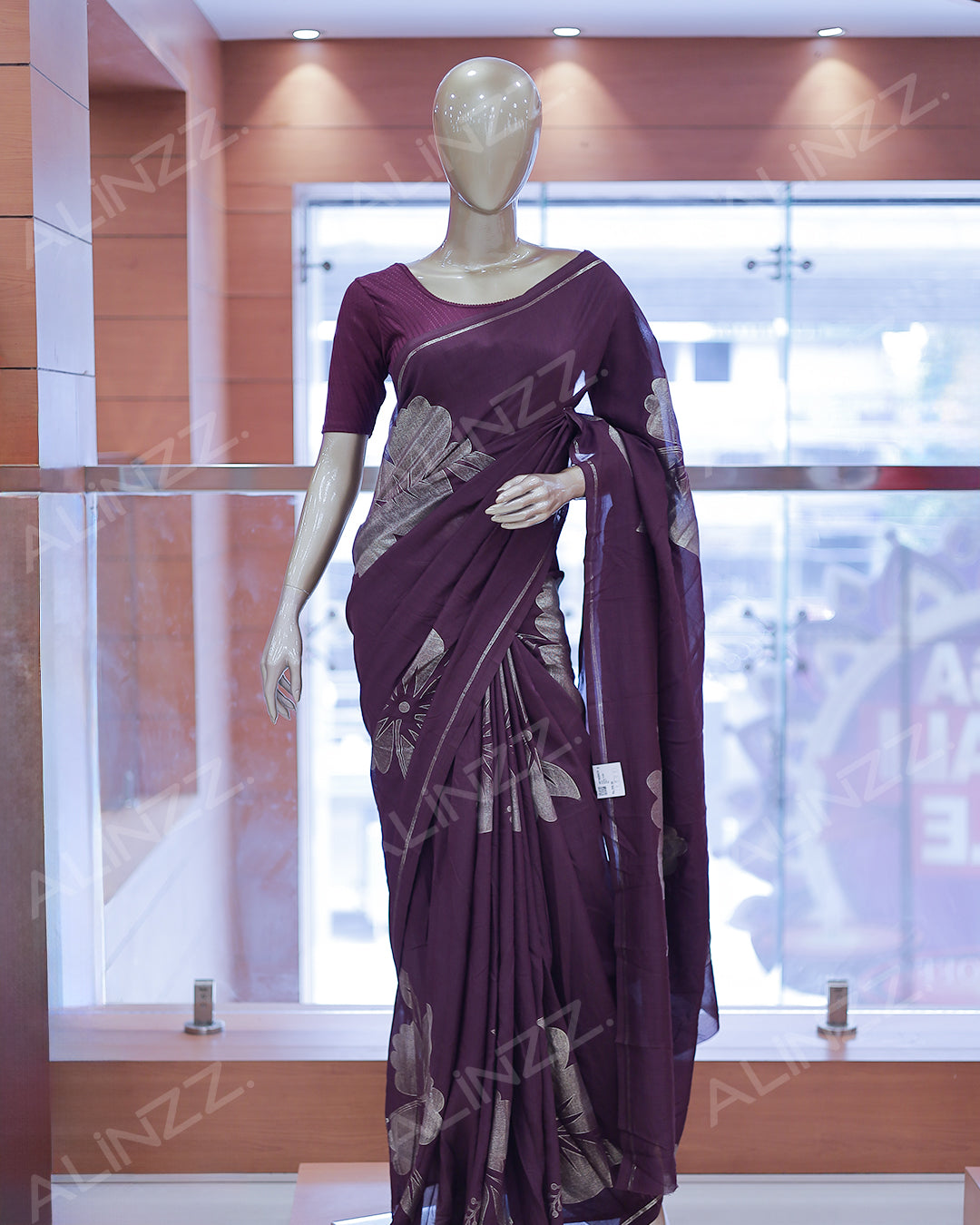 Women's Vichithra Silk Saree - R422