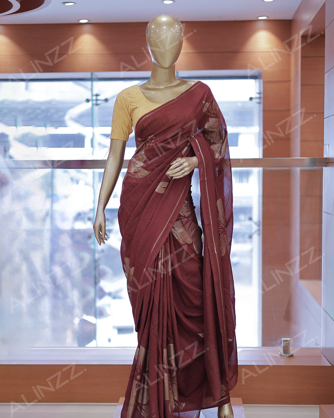 Women's Vichithra Silk Saree - R422
