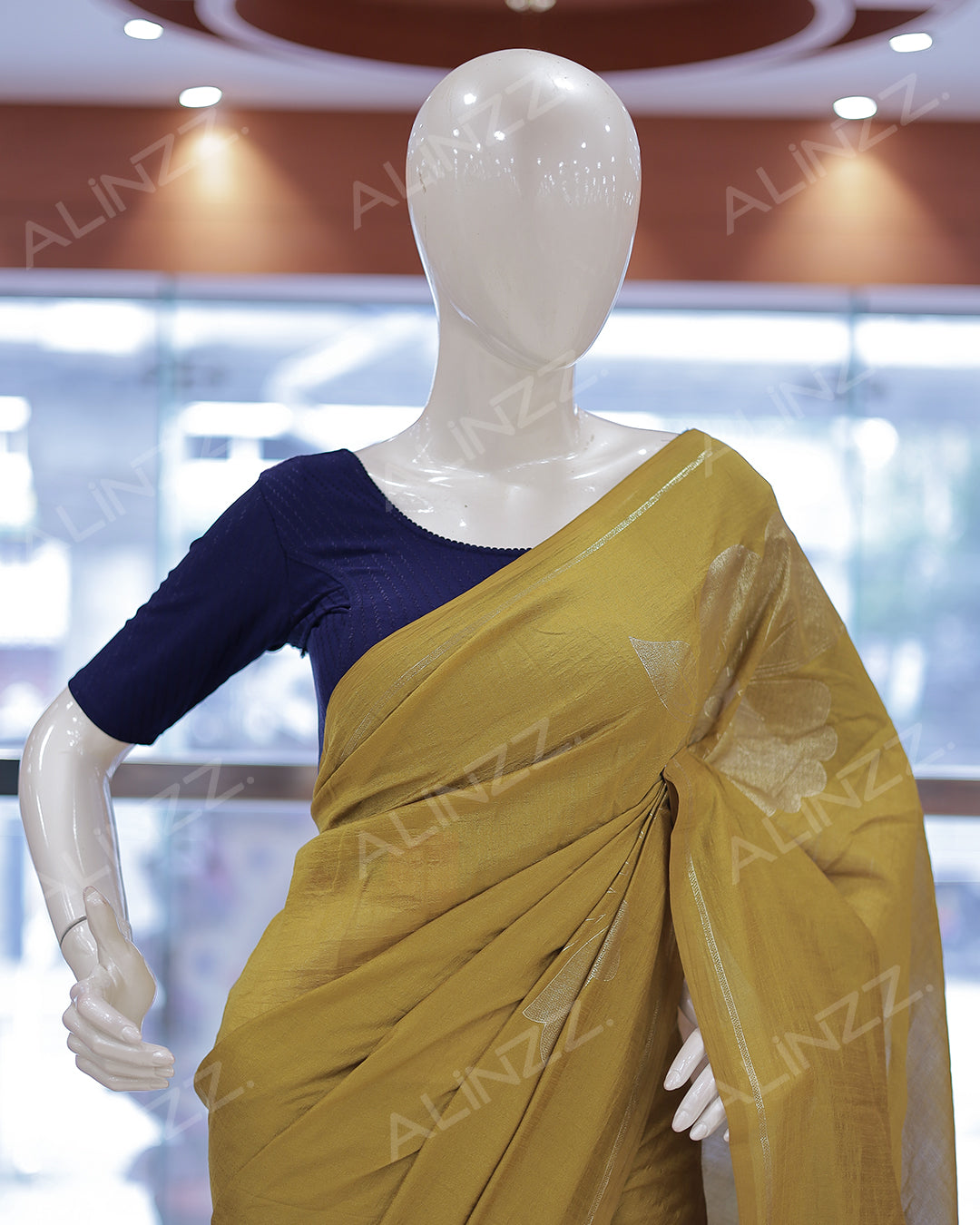 Women's Vichithra Silk Saree - R422