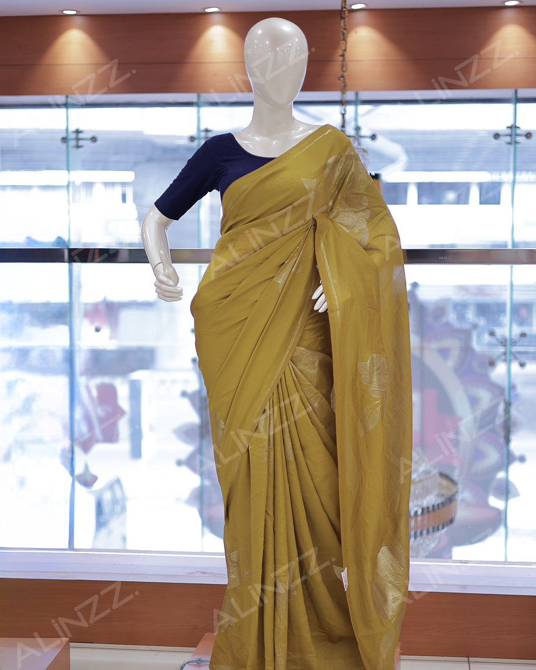 Women's Vichithra Silk Saree - R422