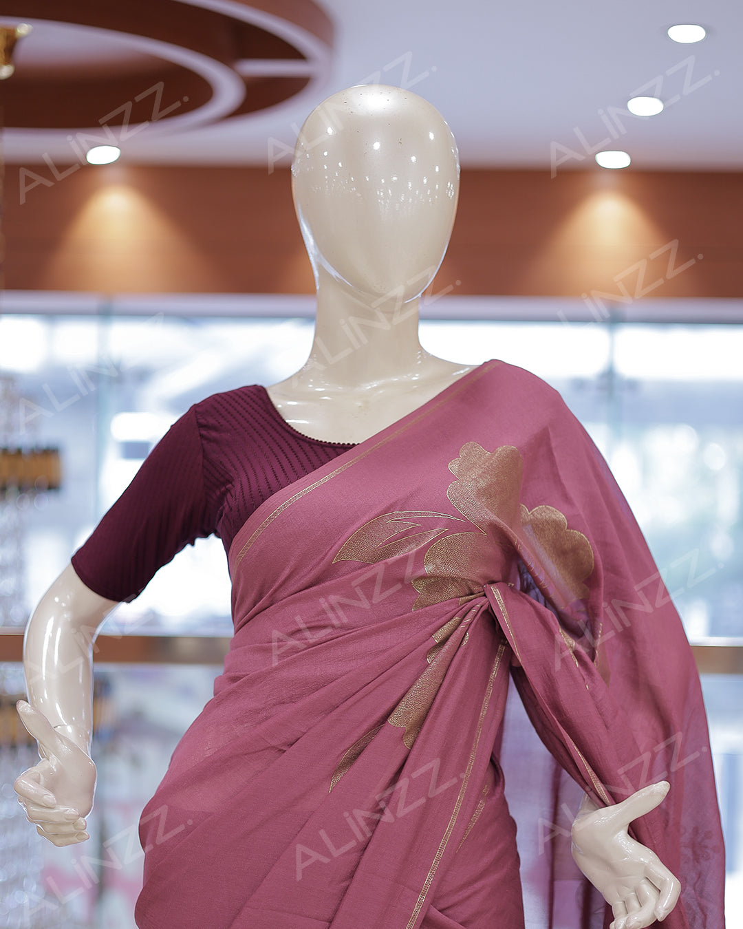 Women's Vichithra Silk Saree - R422