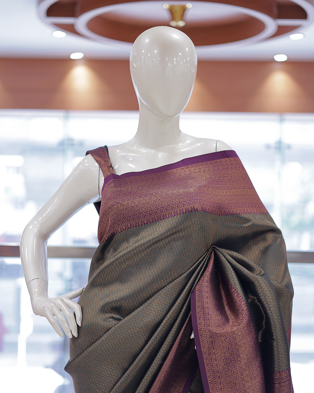 Women's Brocade Saree - R425
