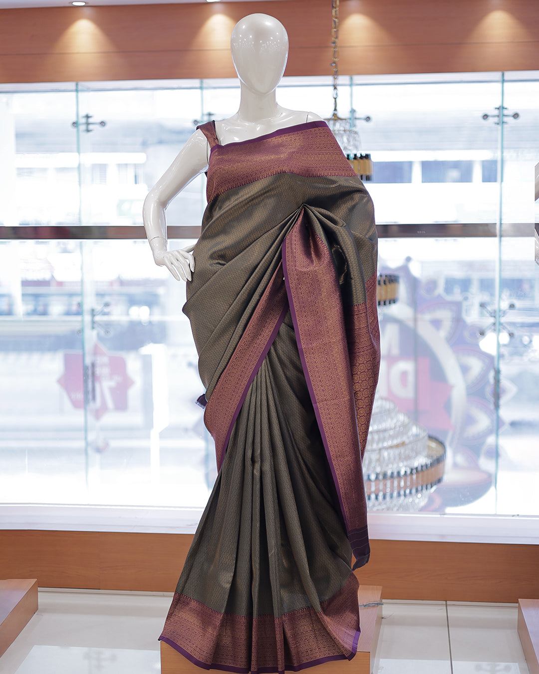Women's Brocade Saree - R425