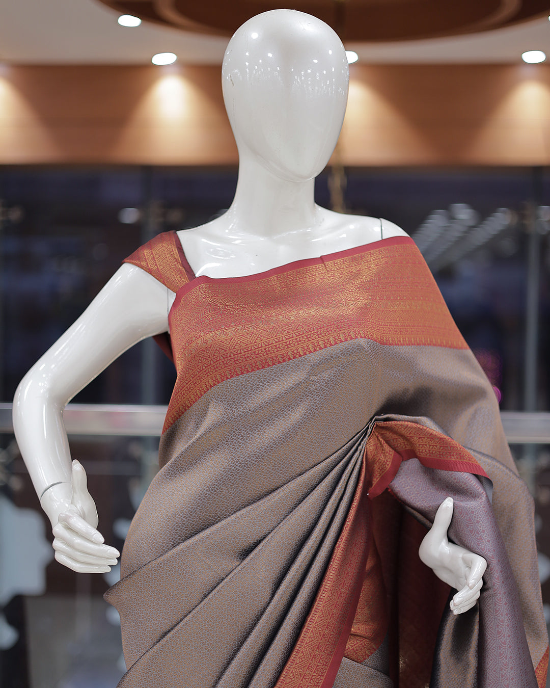 Women's Brocade Saree - R425