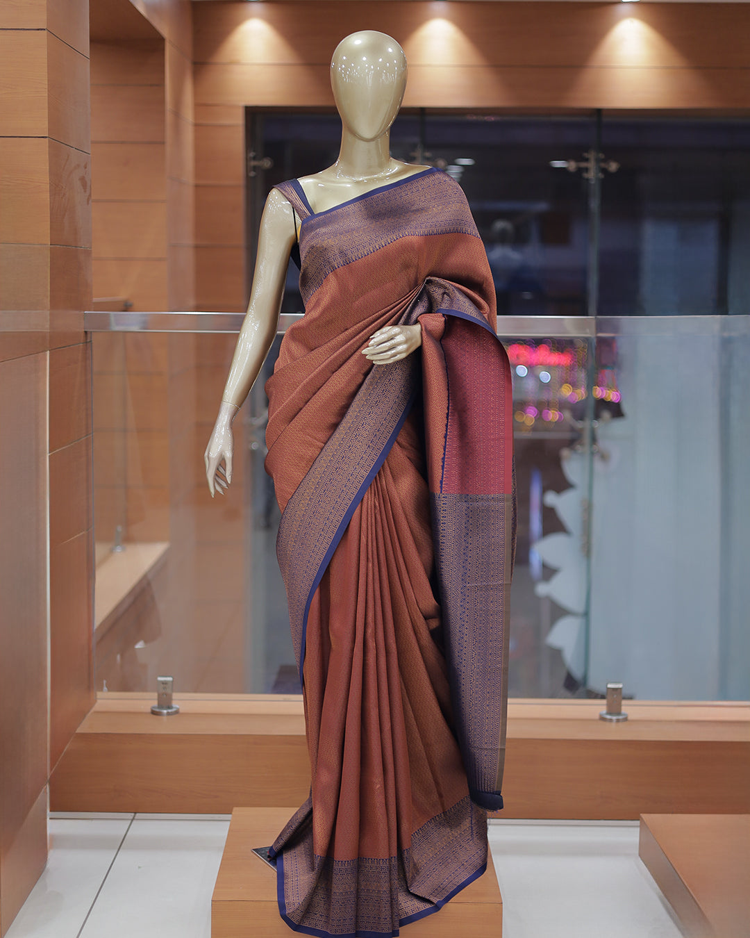 Women's Brocade Saree - R425