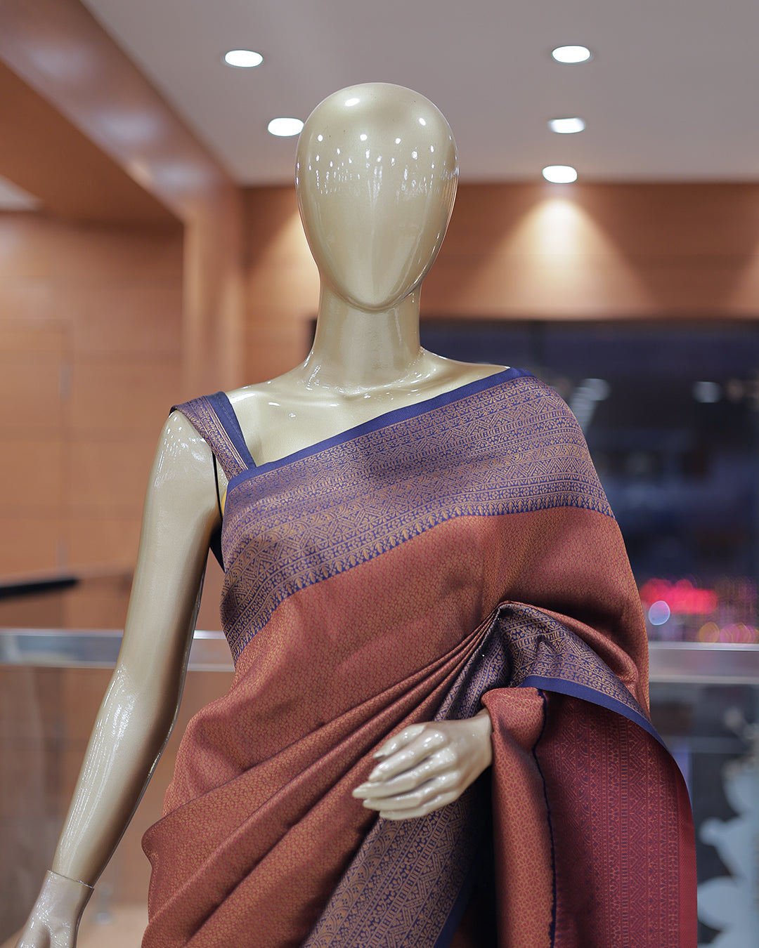 Women's Brocade Saree - R425