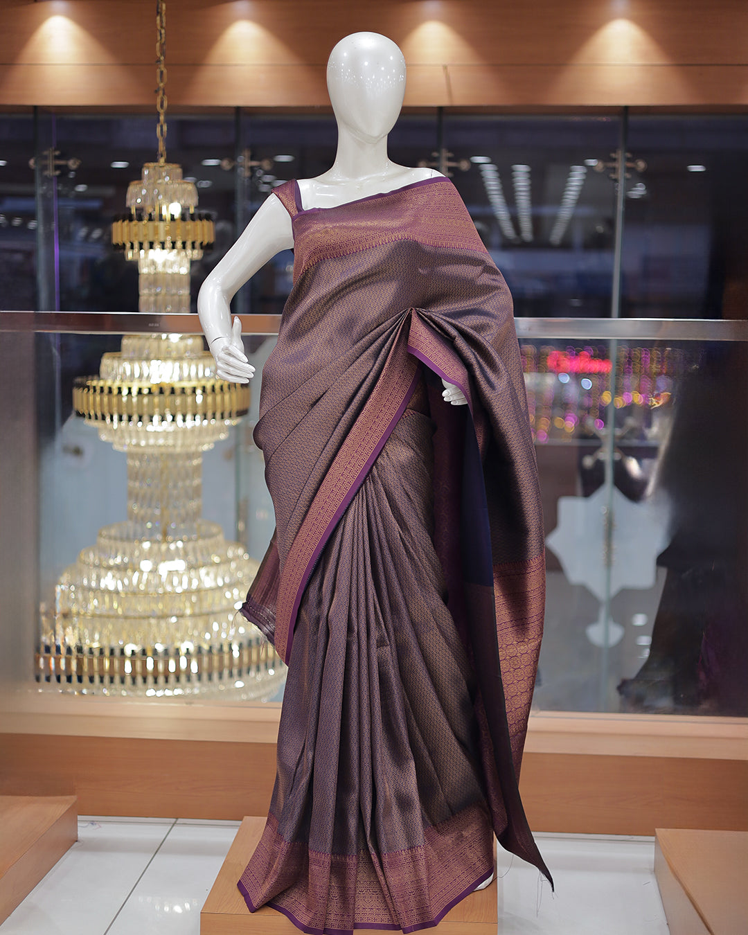 Women's Brocade Saree - R425
