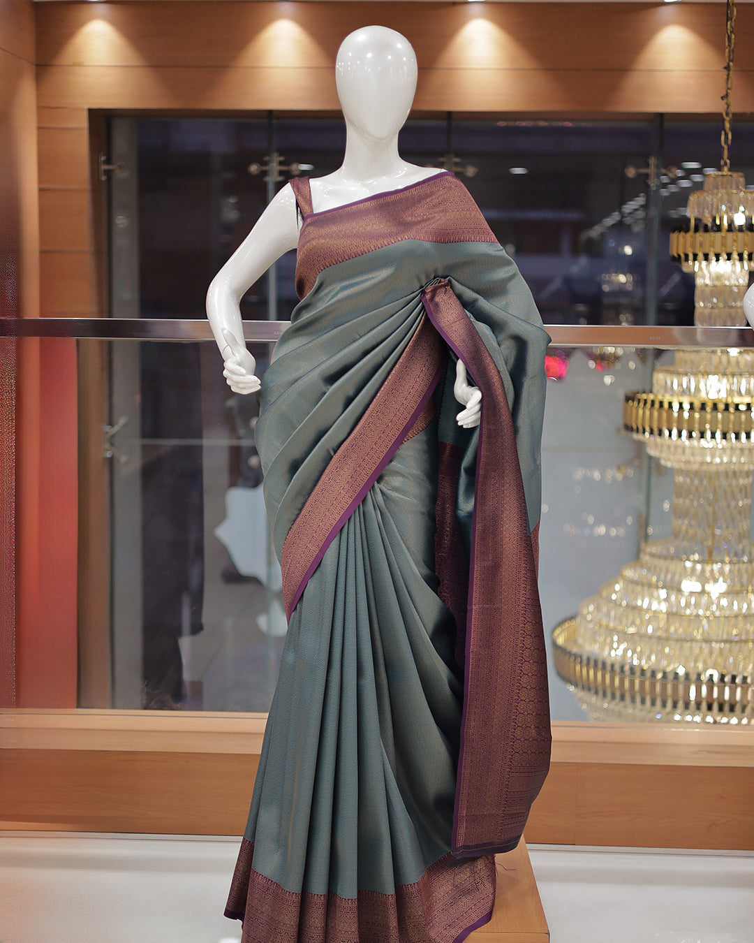 Women's Brocade Saree - R425