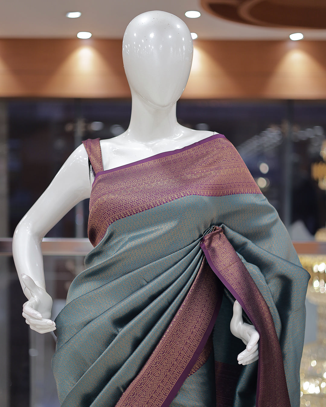 Women's Brocade Saree - R425