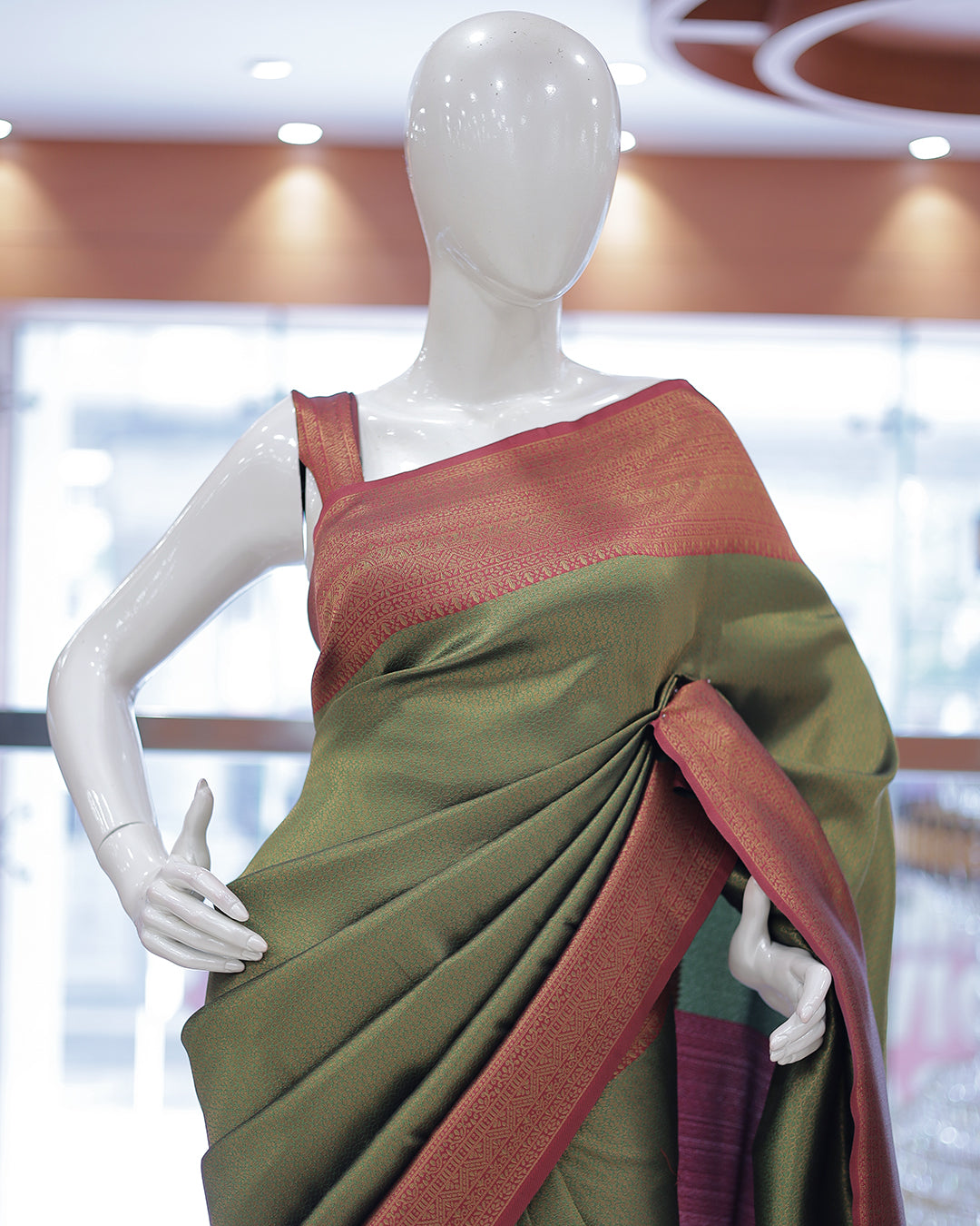 Women's Brocade Saree - R425