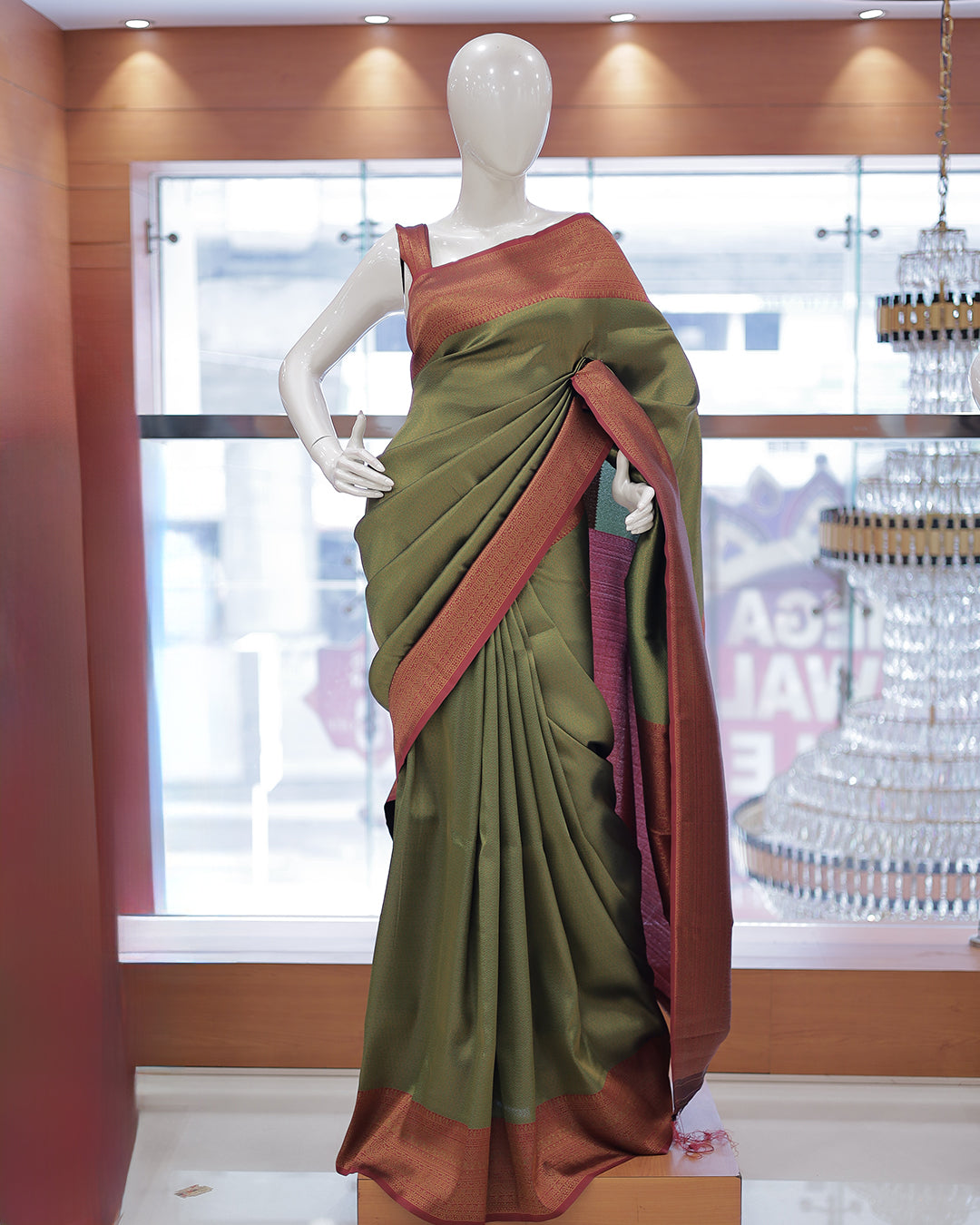 Women's Brocade Saree - R425