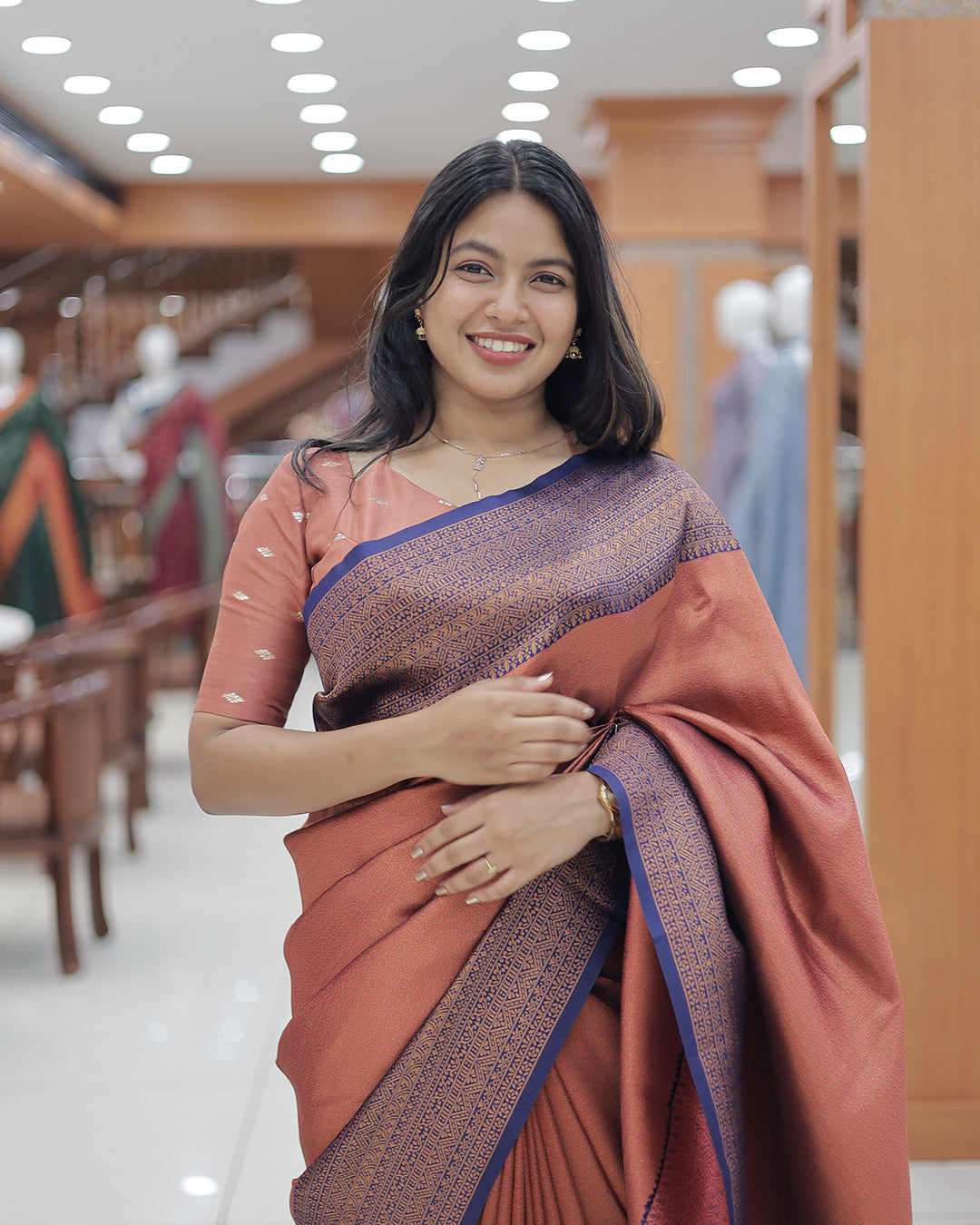 Women's Brocade Saree - R425