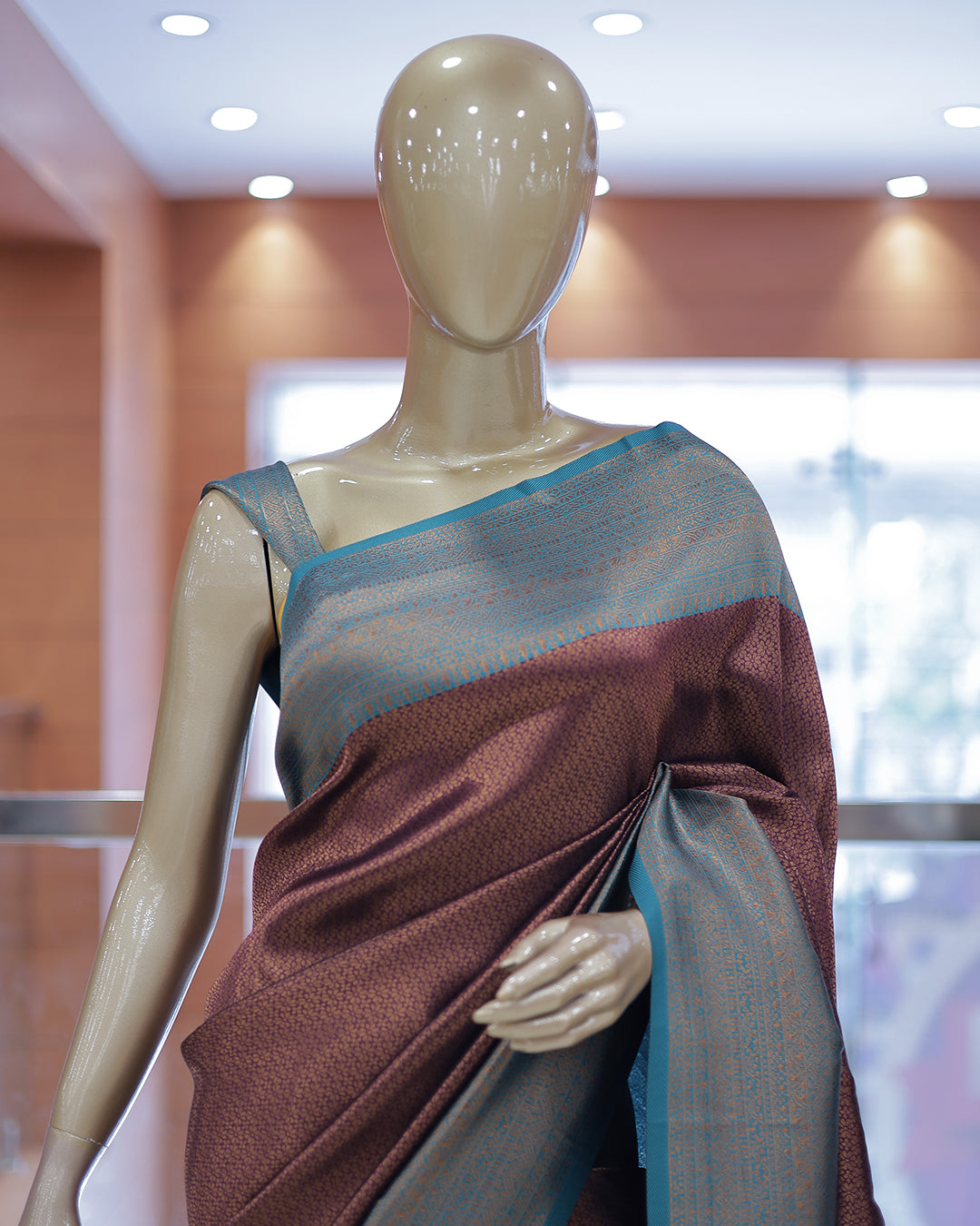 Women's Brocade Saree - R425