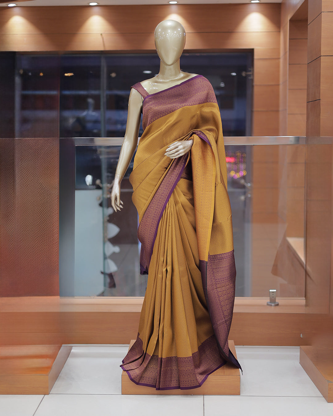 Women's Brocade Saree - R425