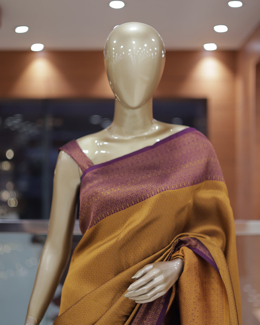 Women's Brocade Saree - R425