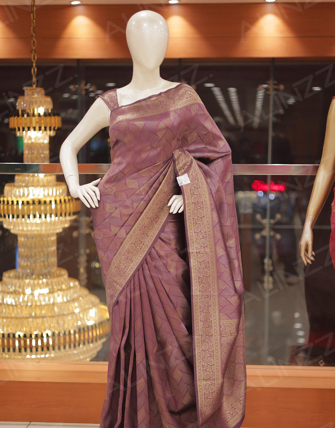 Brocade Fabric Wavy Lines Design Saree – R430