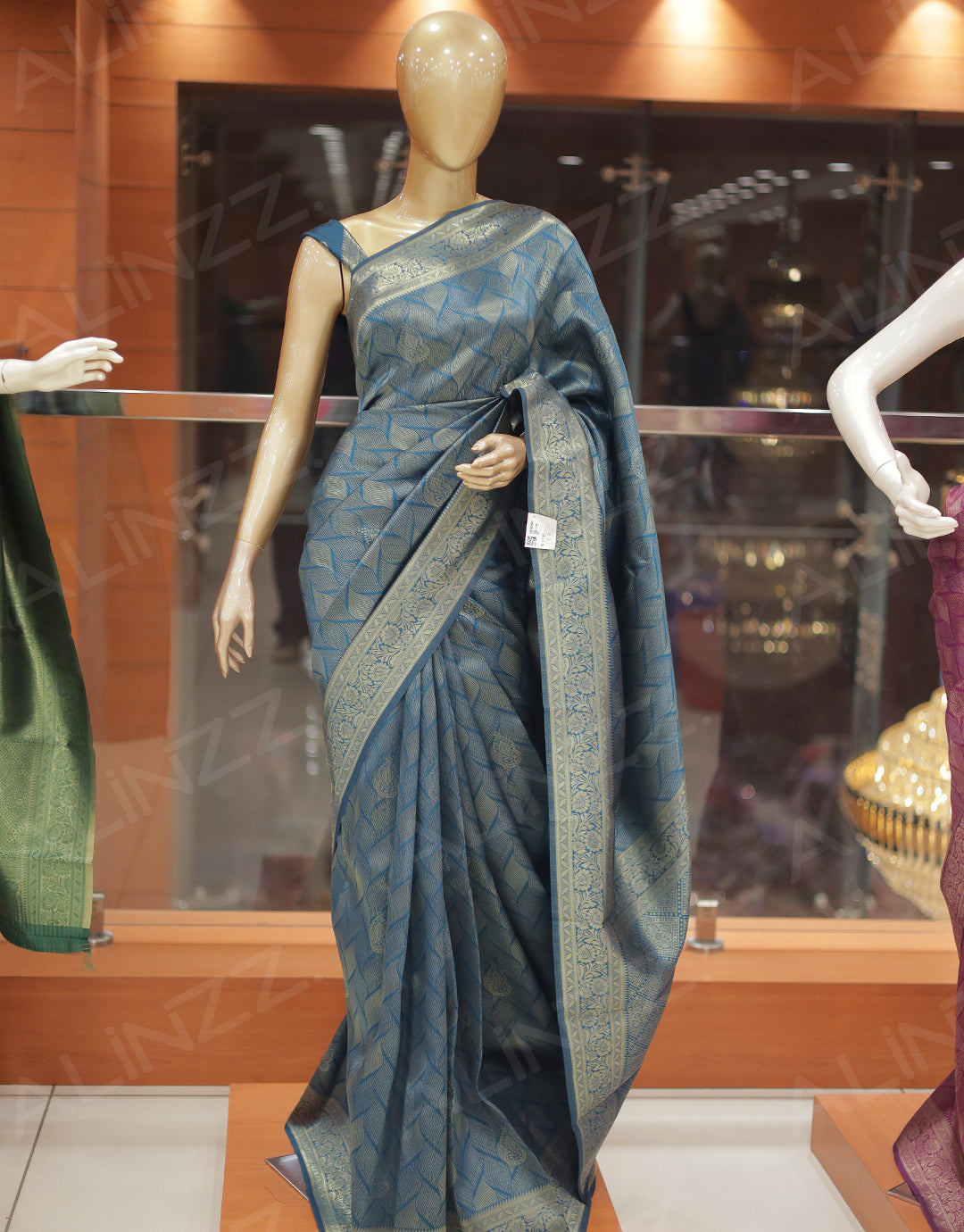 Brocade Fabric Wavy Lines Design Saree – R430