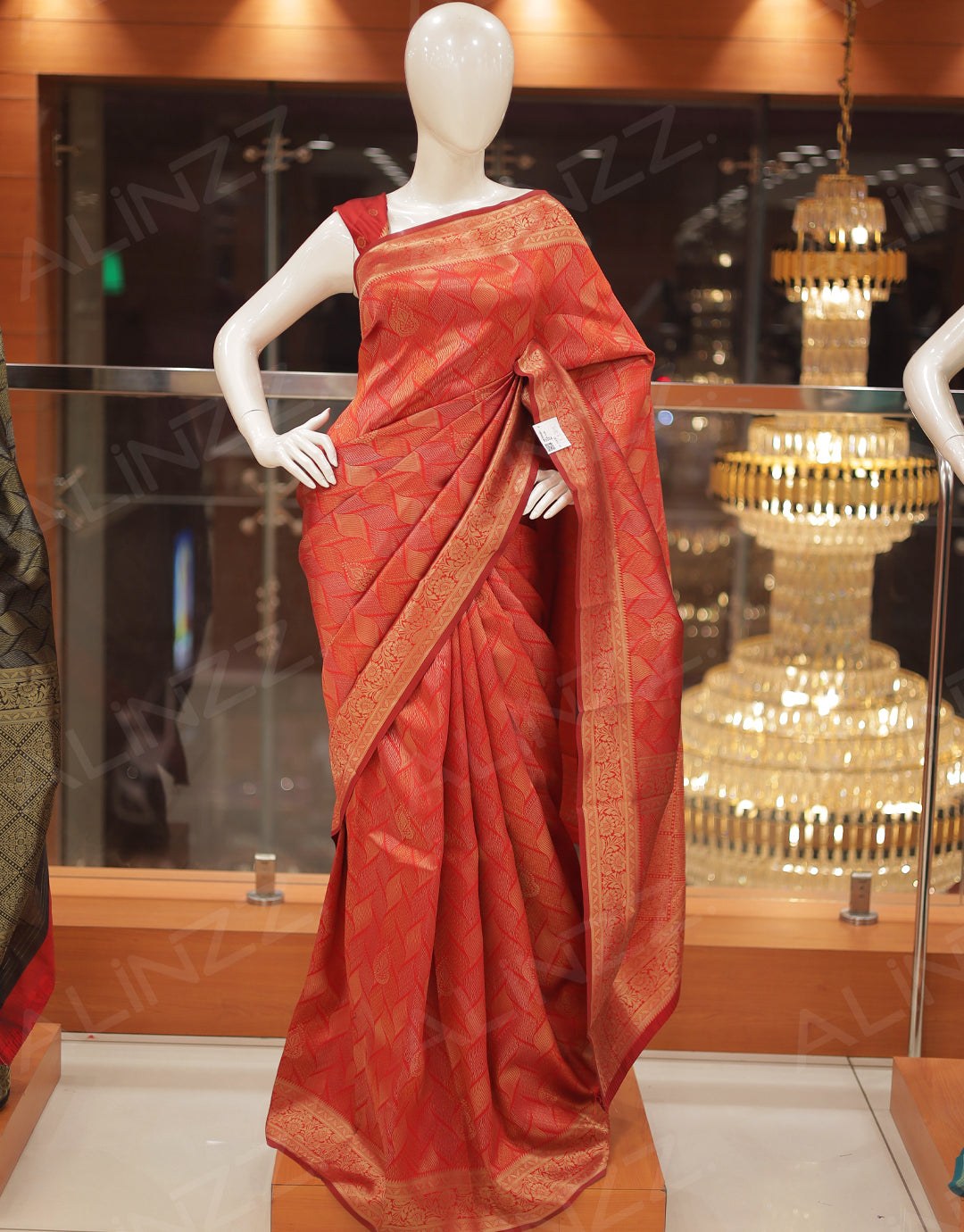 Brocade Fabric Wavy Lines Design Saree – R430