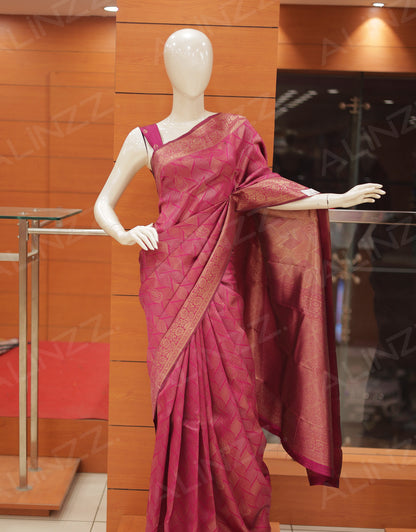 Brocade Fabric Wavy Lines Design Saree – R430