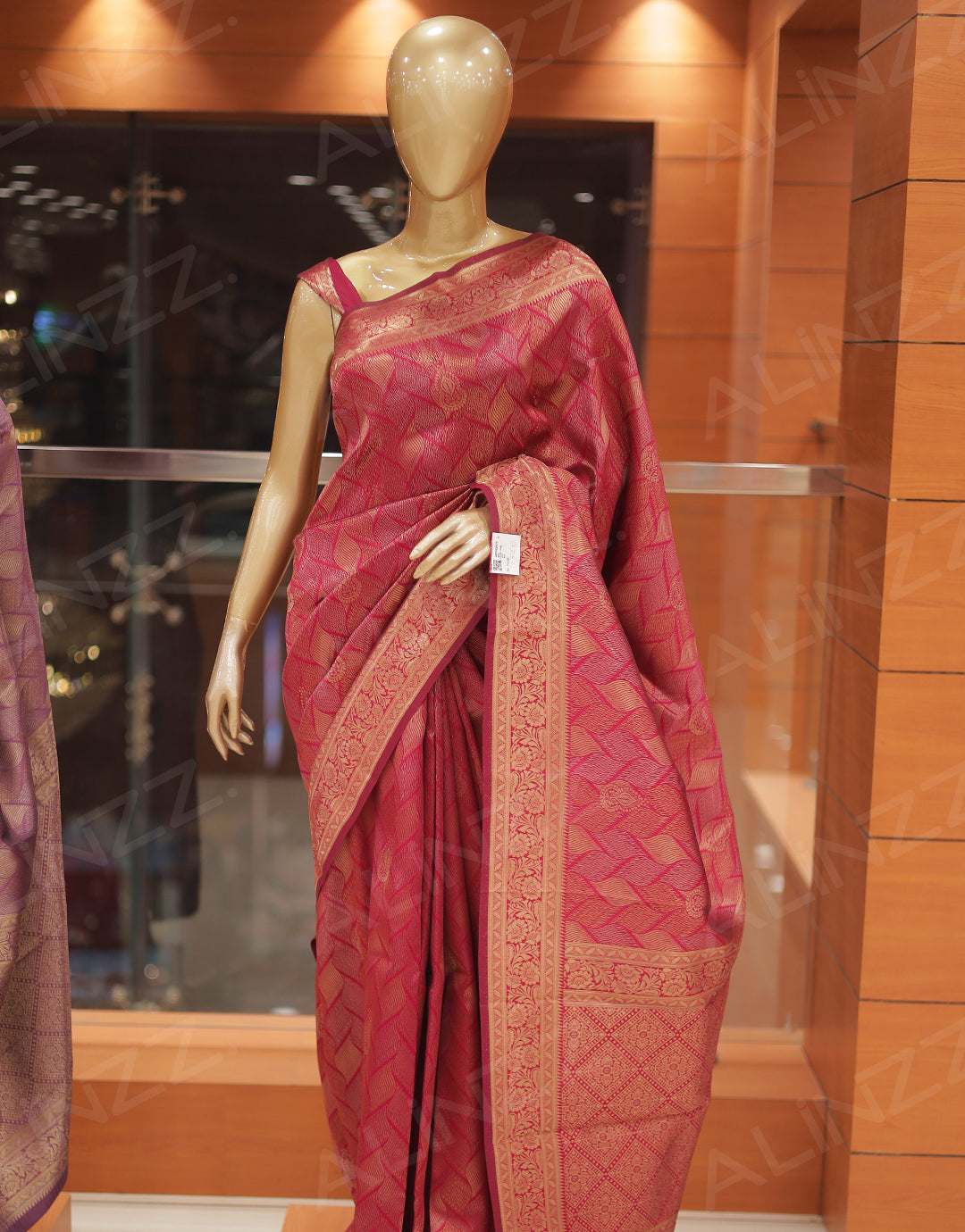 Brocade Fabric Wavy Lines Design Saree – R430