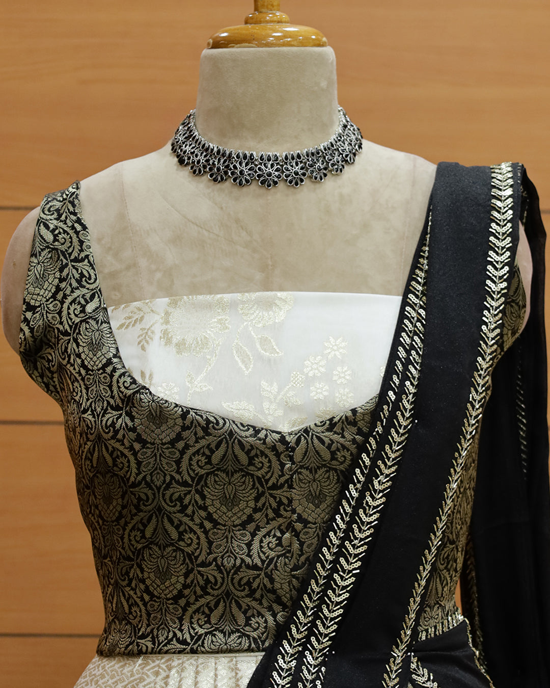 Running Material in Brocade Design-G213