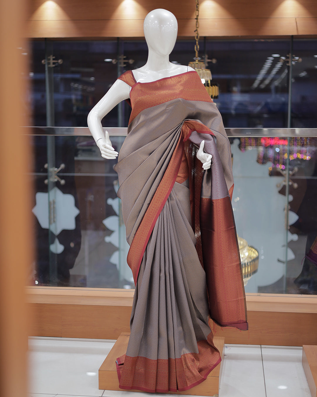 Women's Brocade Saree - R425