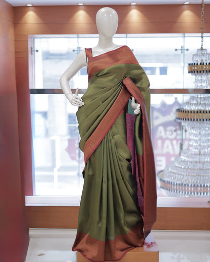 Women's Brocade Saree - R425