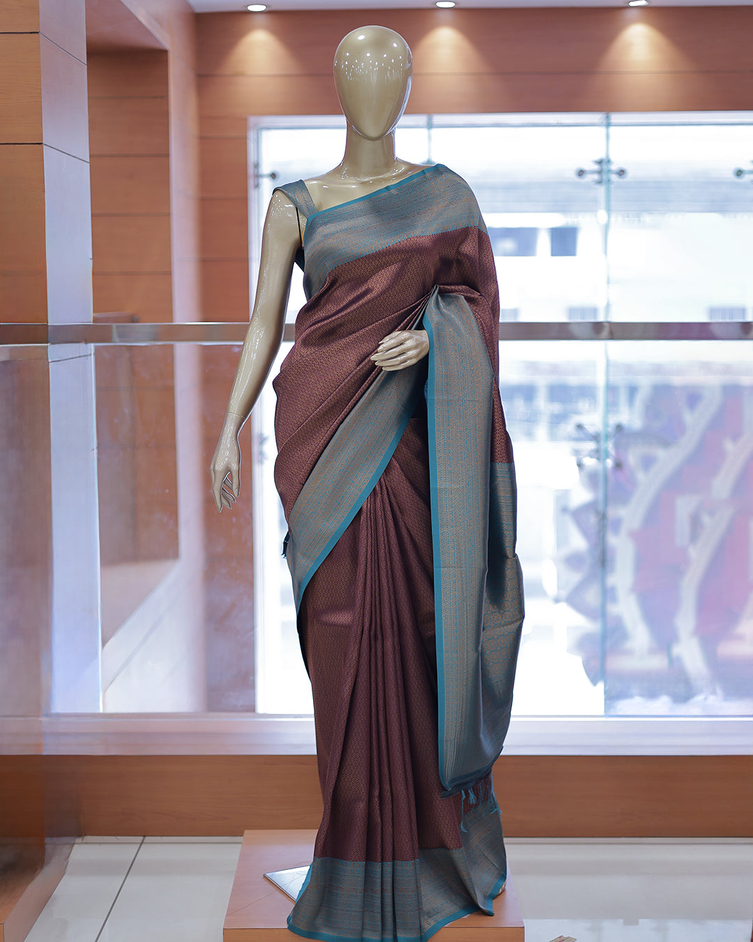 Women's Brocade Saree - R425
